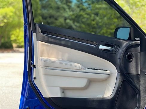 Used 2018 Chrysler 300 Limited AWD/4WD image 10