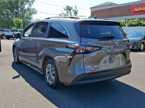 Certified 2024 Toyota Sienna XLE FWD image 4