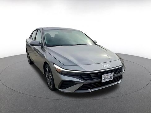 Used 2025 Hyundai Elantra Limited image 3