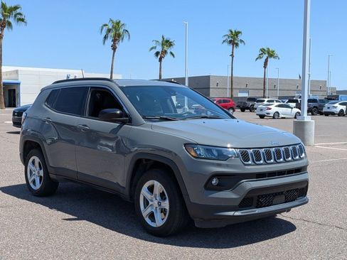 Used 2023 Jeep Compass Latitude AWD/4WD image 3