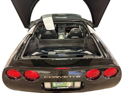 Used 2004 Chevrolet Corvette Coupe w/ Preferred Equipment Group RWD image 26
