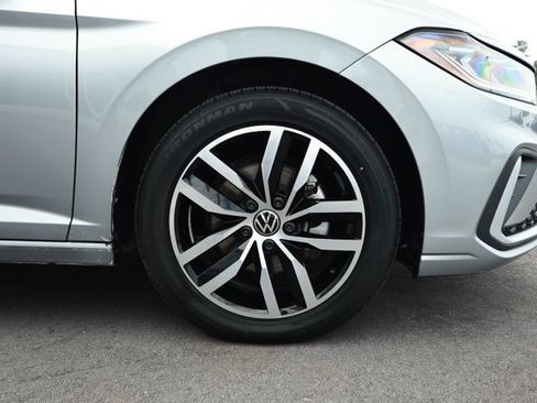 Used 2025 Volkswagen Jetta SE FWD image 5