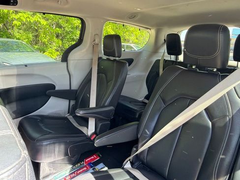 Used 2022 Chrysler Pacifica Touring-L FWD image 18