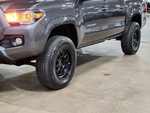 Used 2020 Toyota Tacoma SR5 RWD image 17