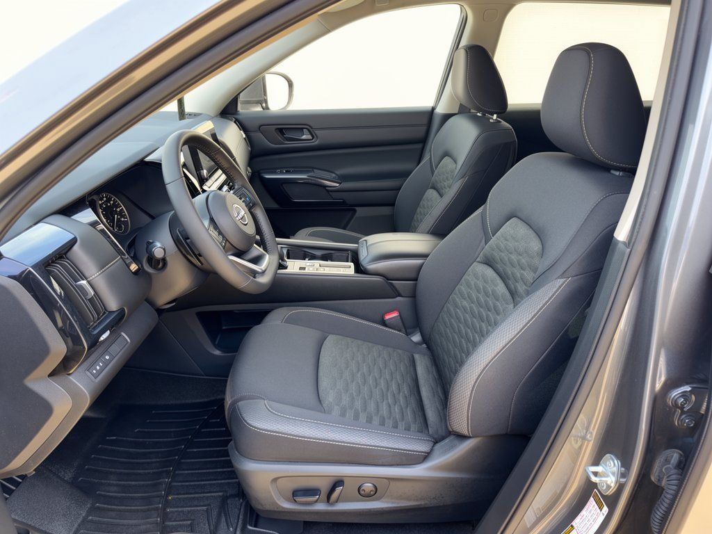Used 2024 Nissan Pathfinder SV FWD image 5