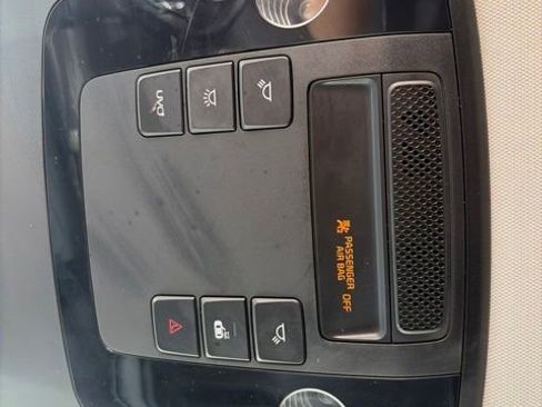 Used 2022 Kia Carnival EX FWD image 19