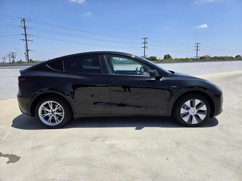 Used 2023 Tesla Model Y AWD image 2