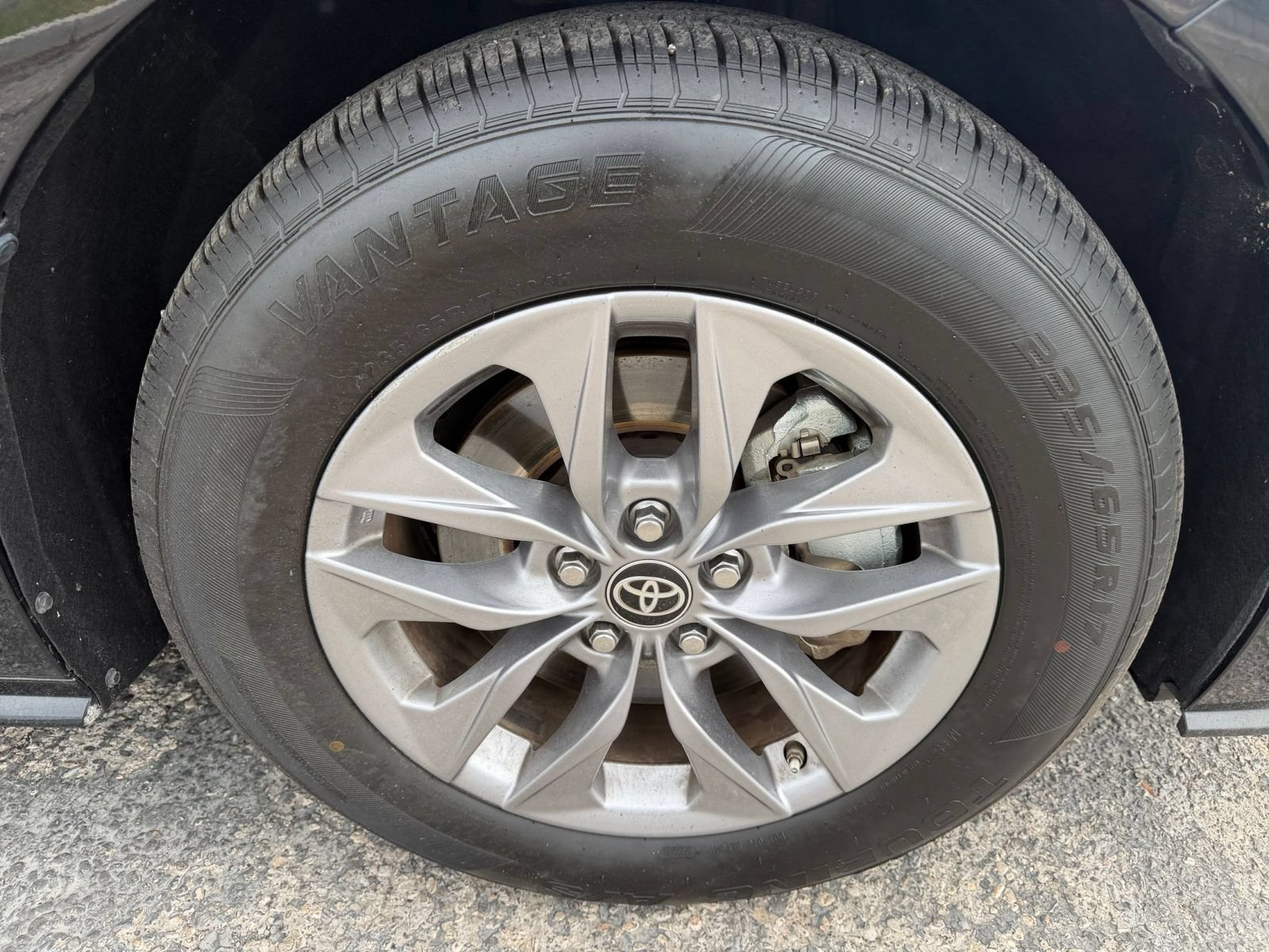 Used 2025 Toyota Sienna XLE FWD image 31