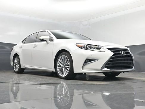 Used 2016 Lexus ES 350 w/ Luxury Package w/Wood Trim image 32