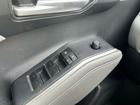 Used 2023 Toyota Highlander XLE AWD/4WD image 15