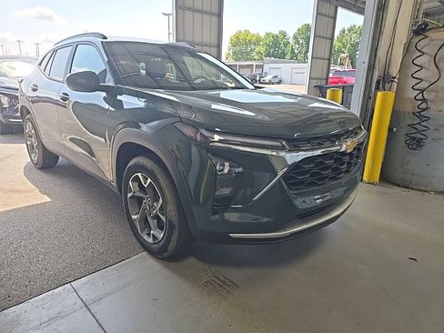 Used 2025 Chevrolet Trax LT FWD image 1