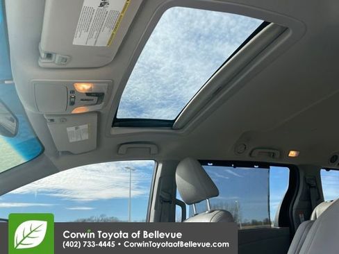 Used 2015 Toyota Sienna L image 21