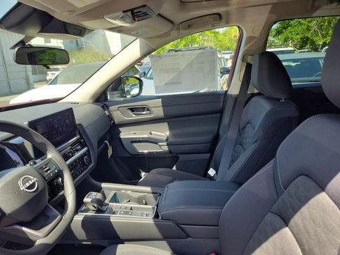 New 2026 Nissan Pathfinder SV w/ SV Premium Package FWD image 8
