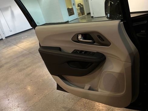 Used 2024 Chrysler Pacifica Touring-L image 18