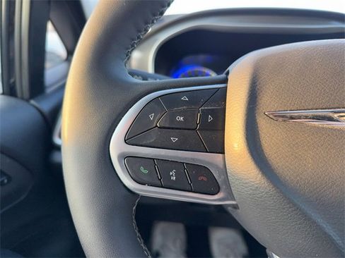 Used 2025 Chrysler Pacifica Select image 11