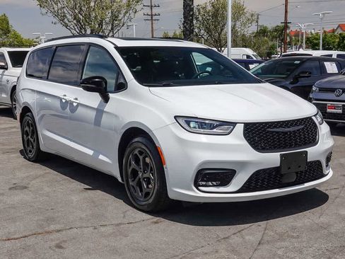 Used 2024 Chrysler Pacifica Premium FWD image 3