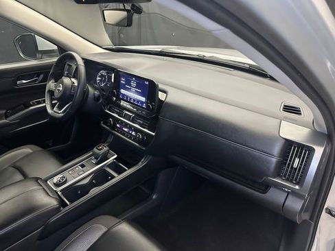 Used 2025 Nissan Pathfinder SL AWD/4WD image 16