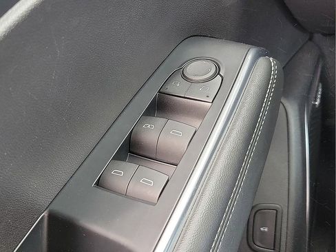 Used 2025 GMC Acadia Elevation image 13