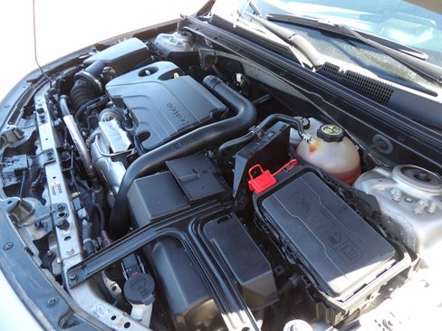 Used 2022 Chevrolet Malibu LT FWD image 18