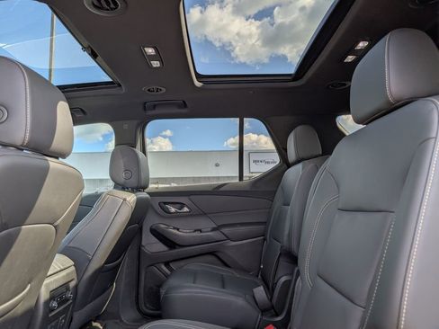 Used 2023 Chevrolet Traverse LT w/ LT Premium Package AWD/4WD image 9