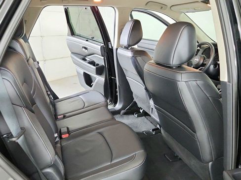 Used 2025 Nissan Pathfinder SL FWD image 26