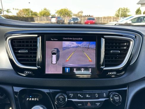 Used 2020 Chrysler Pacifica Touring w/ Advanced Safetytec Group image 25