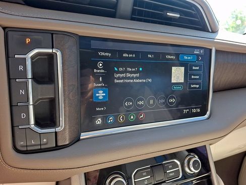 Used 2021 GMC Yukon Denali w/ Denali Premium Package AWD/4WD image 18