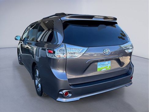 Used 2015 Toyota Sienna SE FWD image 4