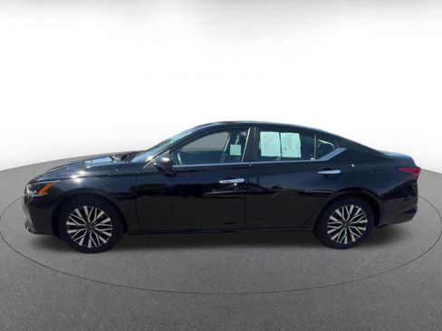 Used 2025 Nissan Altima 2.5 SV FWD image 9