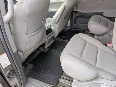 Used 2018 Toyota Sienna XLE Premium image 35
