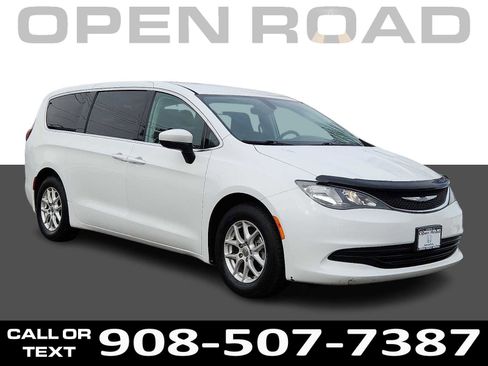 Used 2017 Chrysler Pacifica LX image 1
