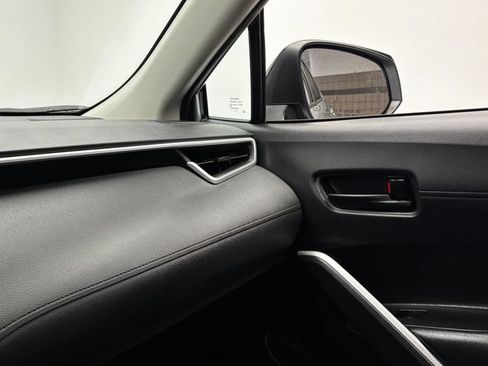 Used 2025 Toyota Corolla Cross LE FWD image 26