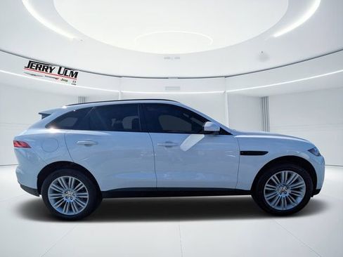 Used 2018 Jaguar F-PACE Premium image 2