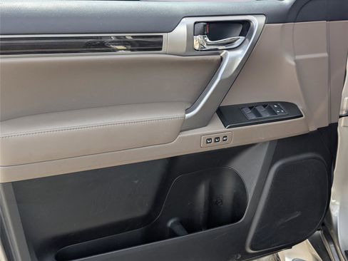 Used 2022 Lexus GX 460 Premium w/ Accessory Package image 36