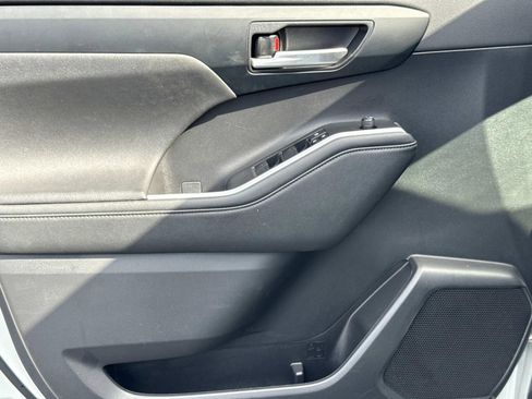 Used 2023 Toyota Highlander XLE image 23