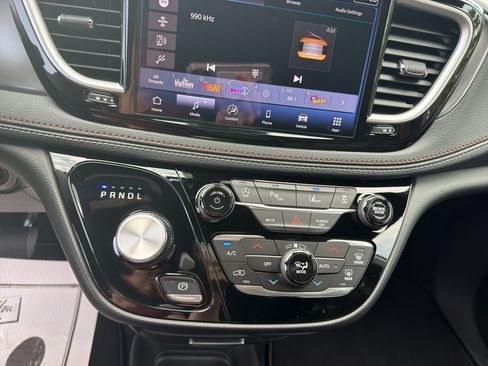 New 2027 Chrysler Pacifica Select FWD image 13