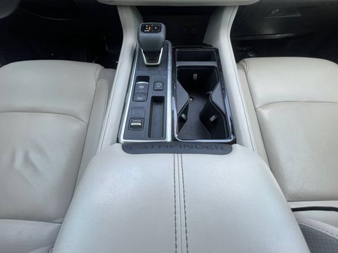 Used 2023 Nissan Pathfinder SL FWD image 11
