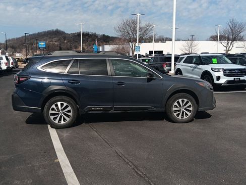 Used 2025 Subaru Outback Premium image 3