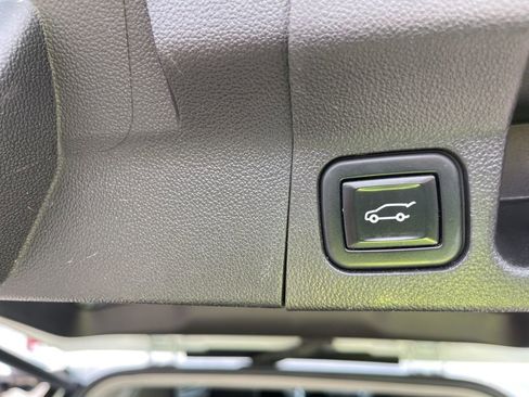 Used 2023 GMC Acadia SLT AWD/4WD image 18