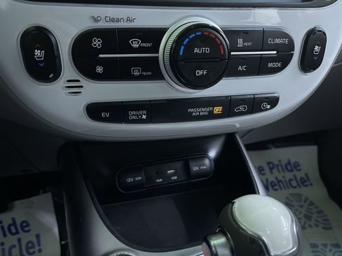 Used 2016 Kia Soul EV + w/ Sun & Fun Package image 24