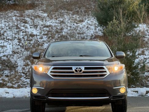 Used 2012 Toyota Highlander SE w/ Tow Pkg image 2