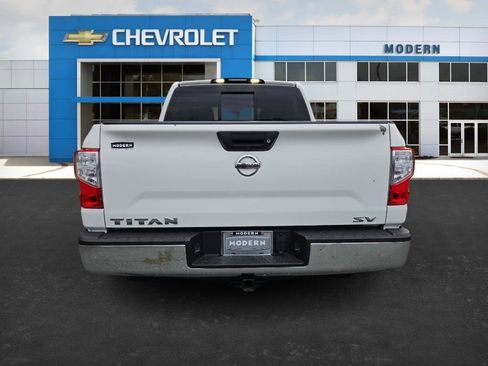 Used 2018 Nissan Titan SV image 4