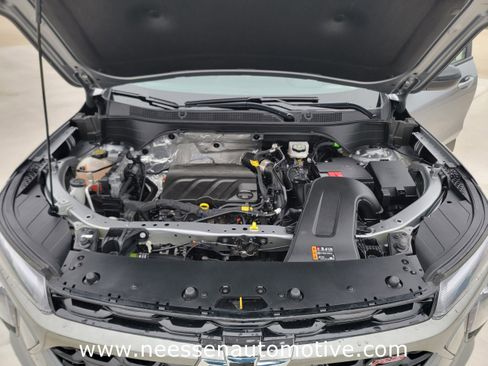 Used 2025 Chevrolet Trax RS image 32