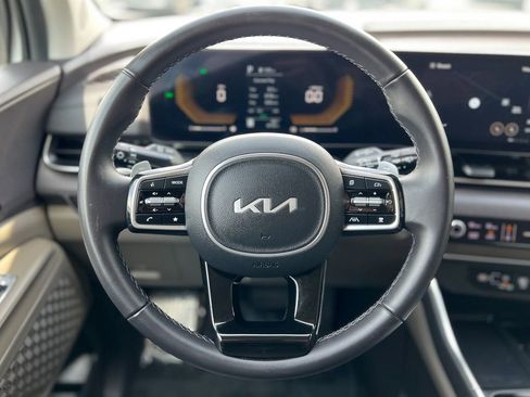 Used 2025 Kia Carnival EX FWD image 14