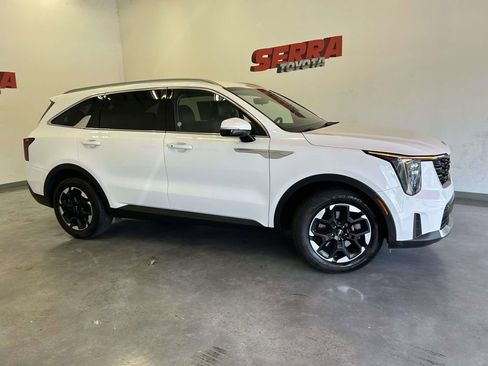 Used 2024 Kia Sorento S FWD image 2