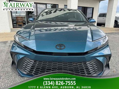 Used 2025 Toyota Camry SE FWD image 3