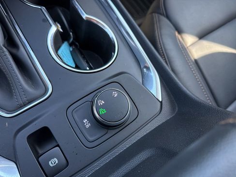 Used 2021 Chevrolet Traverse LT image 24