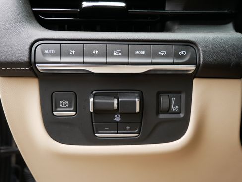 Used 2023 Cadillac Escalade Premium Luxury w/ LPO, Radiant Package AWD/4WD image 8