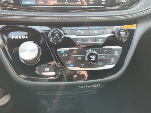 Used 2024 Chrysler Pacifica Limited FWD image 18