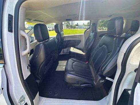 Used 2023 Chrysler Pacifica Touring-L FWD image 10